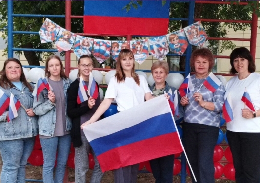 День Российского флага отмечает вся страна. День Российского флага отмечает вся страна.